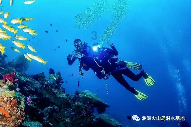 我今年62岁，80年代当模特，婚后生两个女儿，如今再次走上舞台